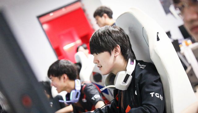 他抓住對手 他抓住對手